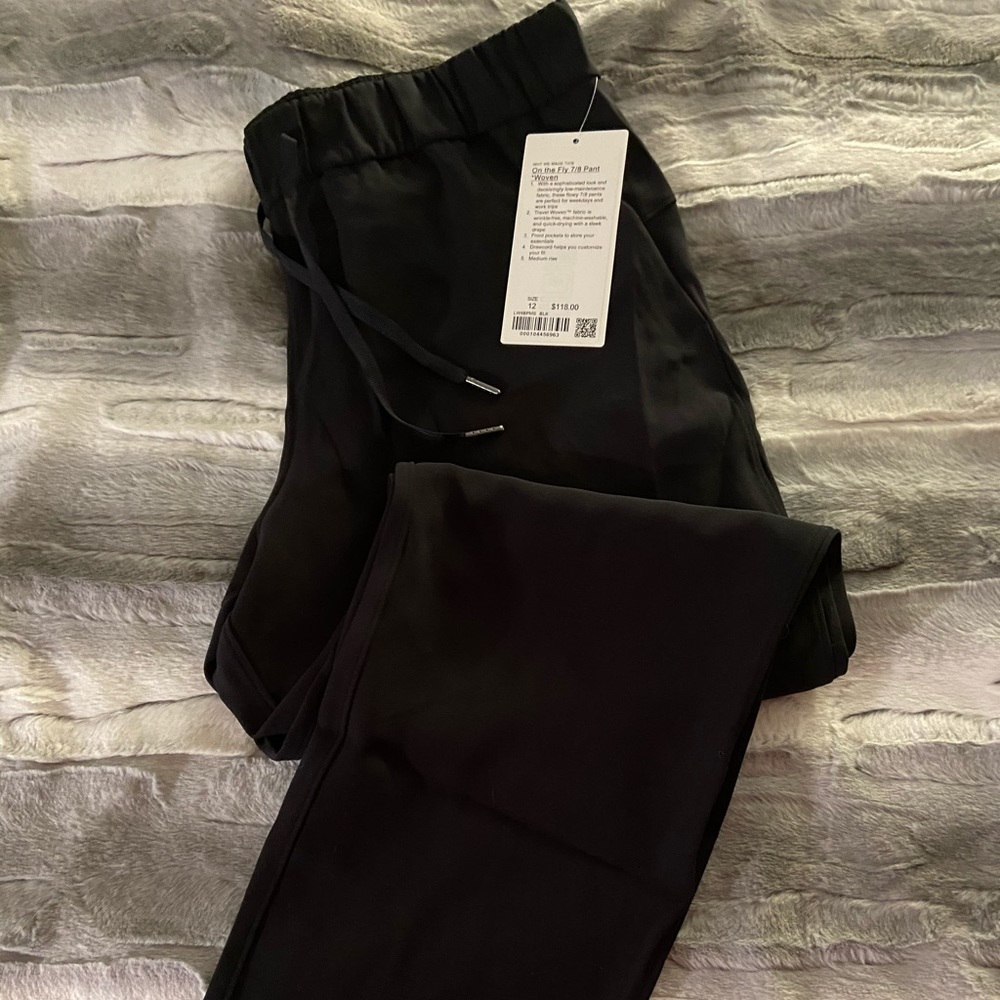 *LULULEMON* ON THE FLY 7/8 PANT *WOVEN